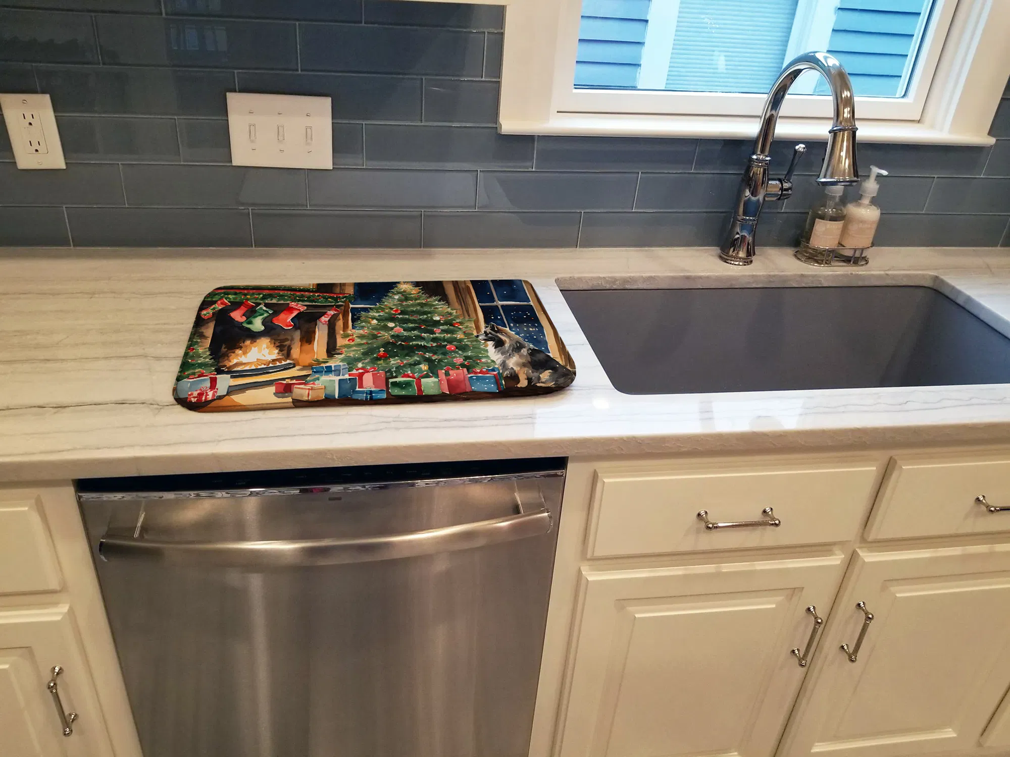 Keeshond Cozy Christmas Dish Drying Mat Absorbent Dish Drying Mat Pad for Kitchen Counter Dish Drainer Mat for Countertop, 14 x 21", Multicolor